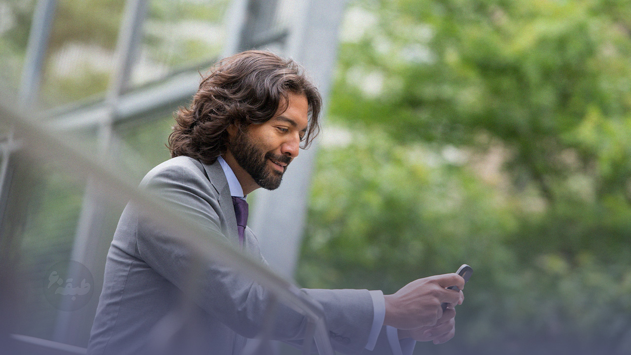 مرد چهل ساله با موبایل