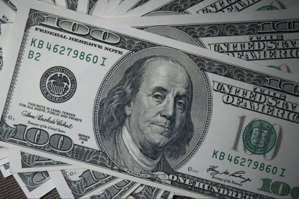 قیمت دلار حباب دارد / انتظار اینکه بانک مرکزی به تنهایی تمام فشارهای اقتصادی و سیاسی را از بین ببرد، واقع‌بینانه نیست